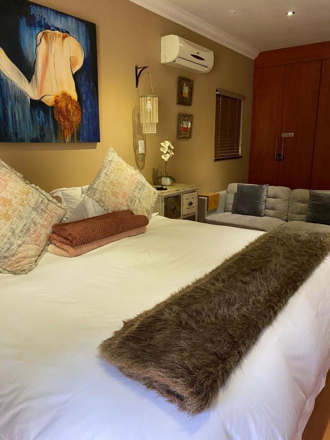 Luxury Upmarket Guesthouse 20 On 4Th 루스텐버그 외부 사진