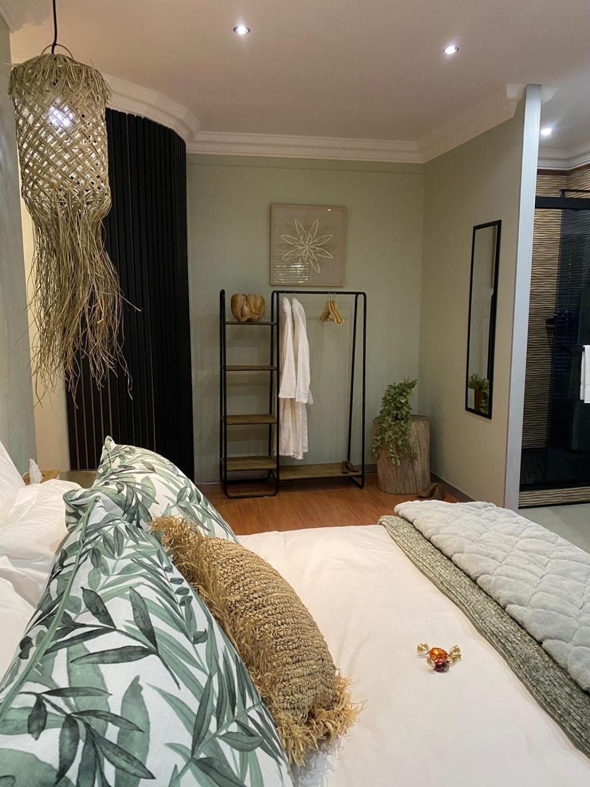 Luxury Upmarket Guesthouse 20 On 4Th 루스텐버그 외부 사진