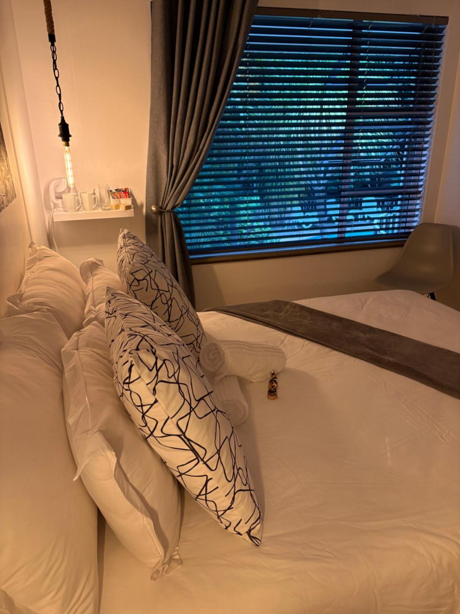 Luxury Upmarket Guesthouse 20 On 4Th 루스텐버그 외부 사진